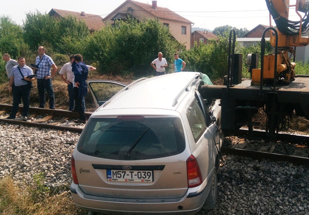 ПУКОМ СРЕЋОМ ИЗБЕГНУТА ТРАГЕДИЈА: Судар аутомобила и шинске машине, једна особа повређена
